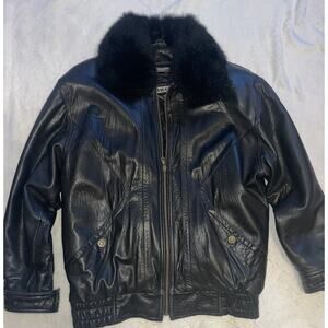 Wilson’s Thinsulate womens leather coat with fur collar. Size Small